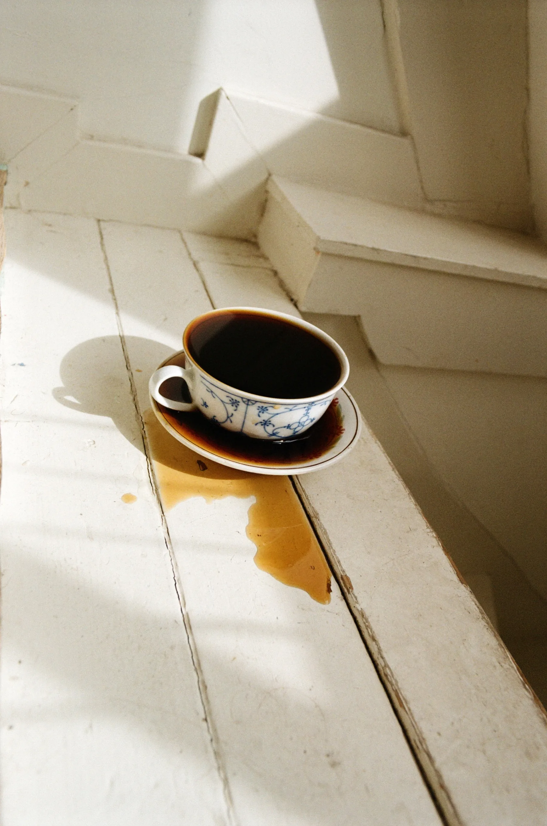 Koffiekopje overgelopen van koffie
